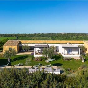 4 bedroom villa with pool near Noto, sleeps 8